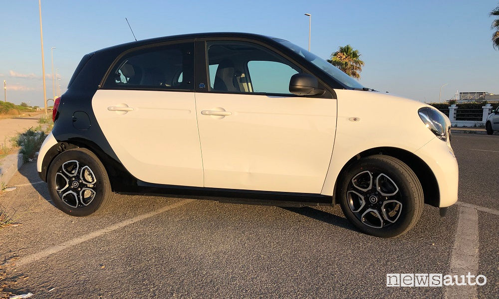 Smart EQ forfour bianca e nera vista laterale