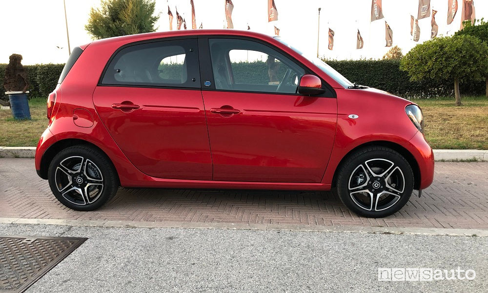 Smart EQ forfour rossa vista laterale