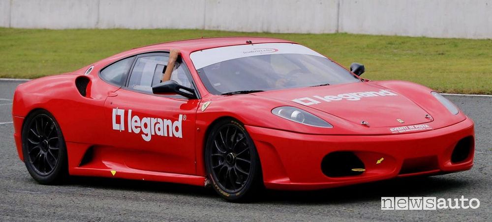 Team Building Aziendale guidare una Ferrari