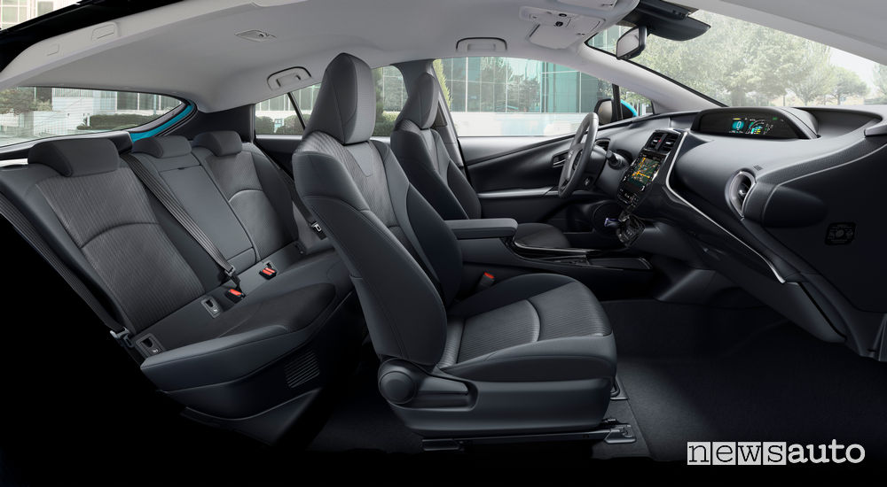 Toyota Prius Plug-In Hybrid abitacolo configurazione 5 posti