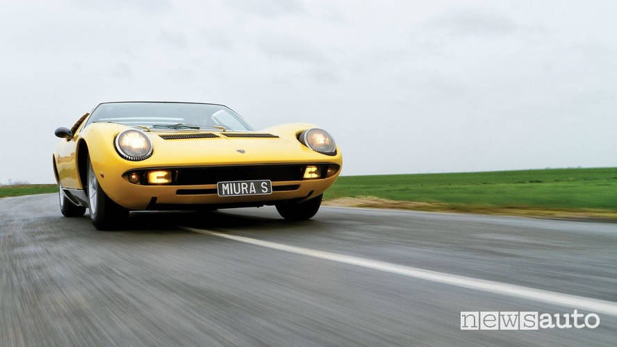 Lamborghini Miura P400 S abbandonata in fienile