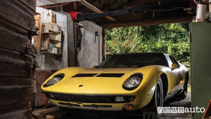 Lamborghini Miura P400 S abbandonata in fienile