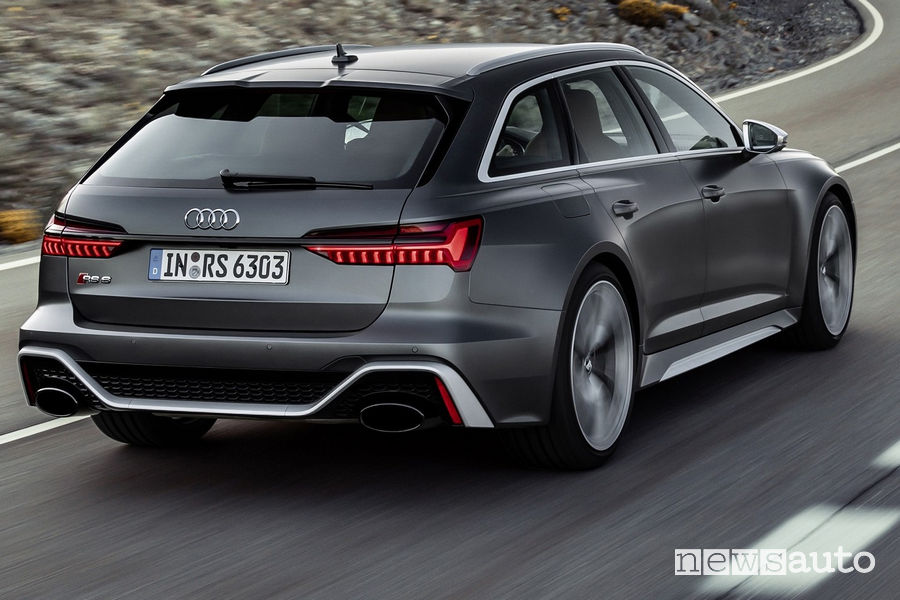Audi RS6 Avant 2020 vista posteriore in movimento