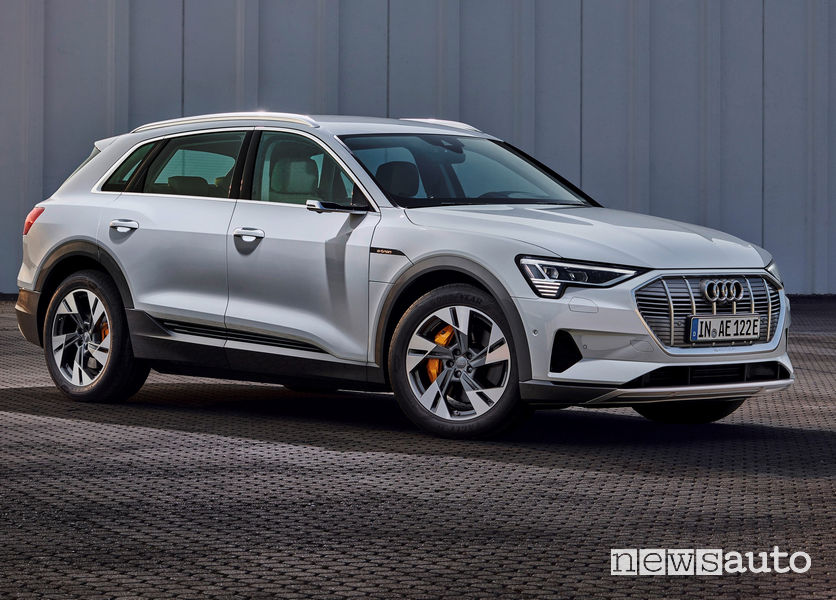 Audi e-tron 50 quattro vista di profilo