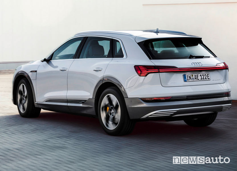 Audi e-tron 50 quattro vista posteriore in movimento