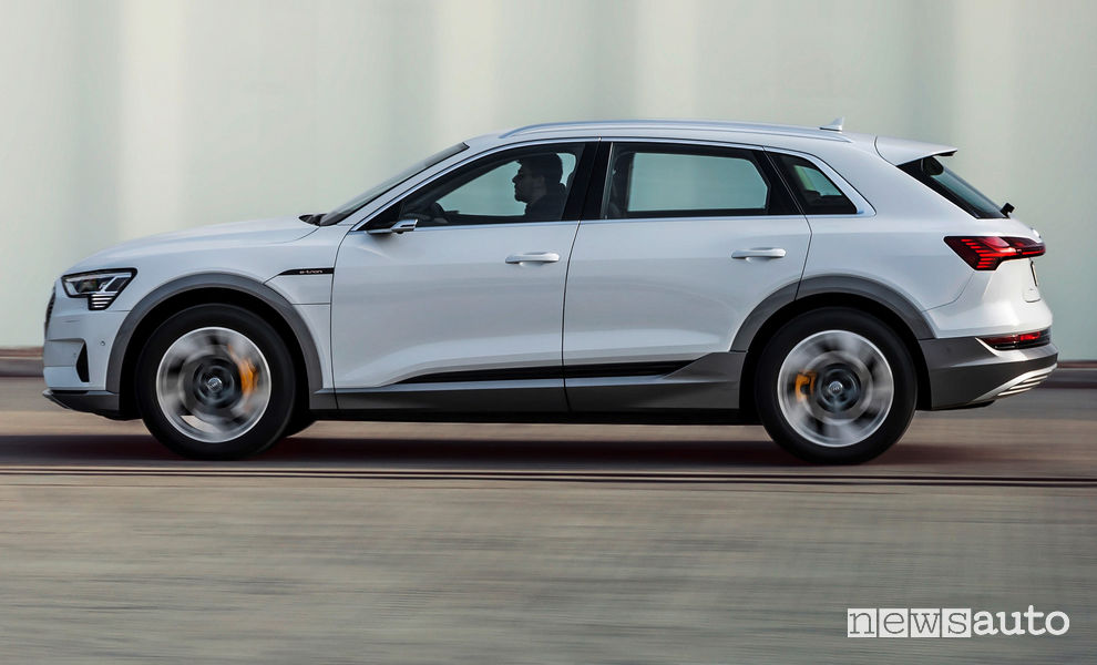 Audi e-tron 50 quattro vista laterale in movimento