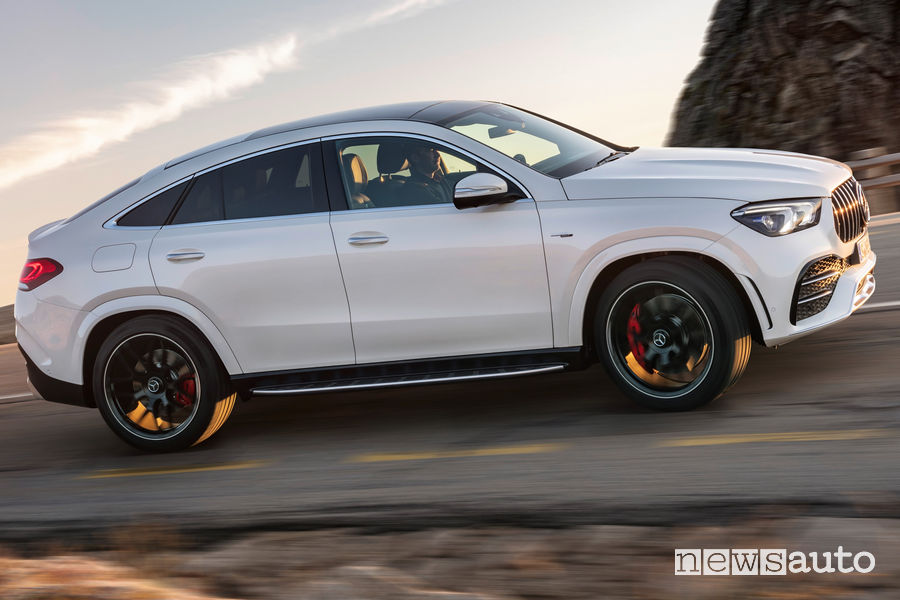 Mercedes-AMG GLE 53 4MATIC+ bianca Coupé vista laterale in movimento