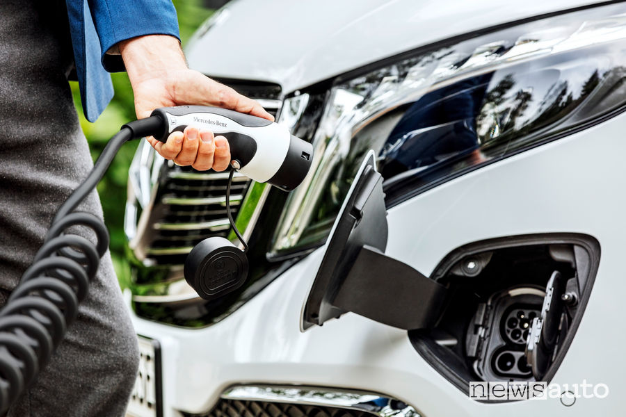 Presta di ricarica a corrente alternata (AC) e corrente continua Mercedes-Benz EQV