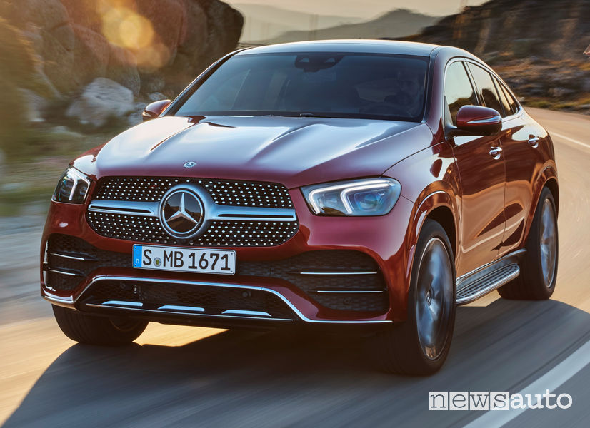 Mercedes-Benz GLE Coupé 2019 vista di profilo in movimento