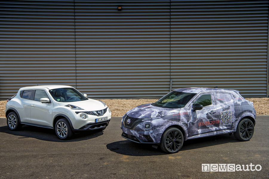 Nissan Juke 2020 in versione camouflage insieme alla precedente generazione