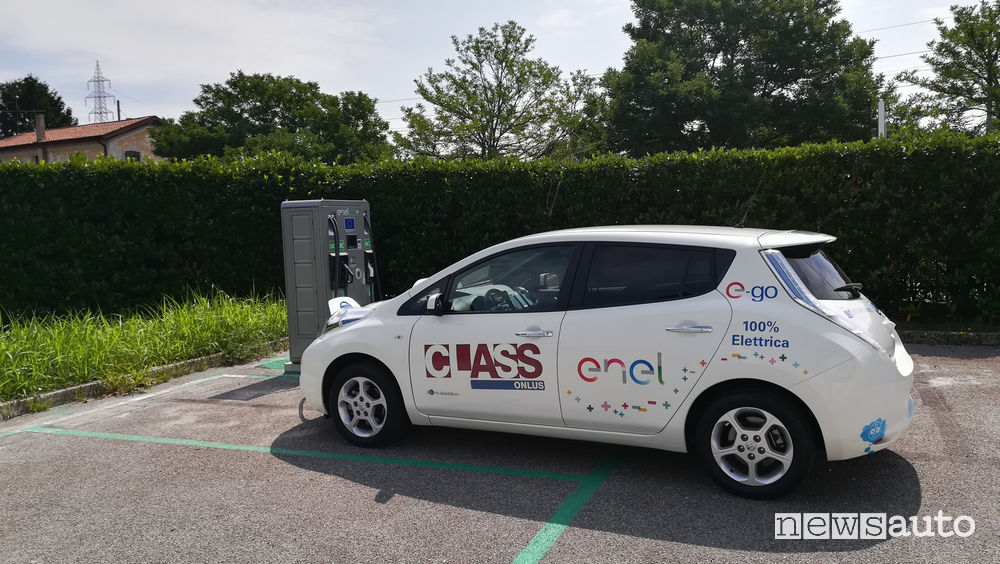 Nissan Leaf ricarica Enel X a Latisana (UD)
