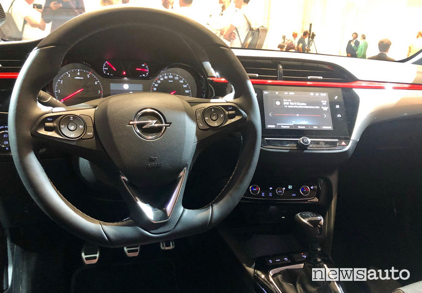 Nuova Opel Corsa 2020 GS Line volante, plancia strumenti