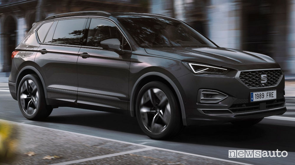 Seat Tarraco ibrida plug-in PHEV FR vista di profilo in movimento