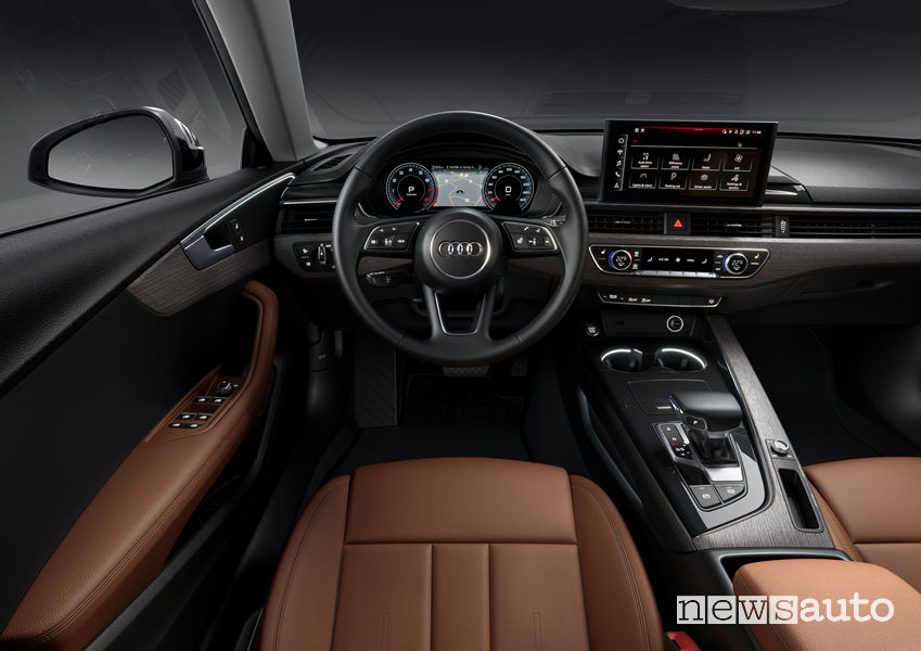 Abitacolo della nuova Audi A5 Sportback con plancia strumenti e cambio automatico