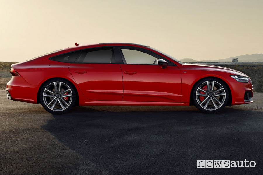 Fiancata laterale lato passeggero Audi A7 Sportback 55 TFSI e quattro