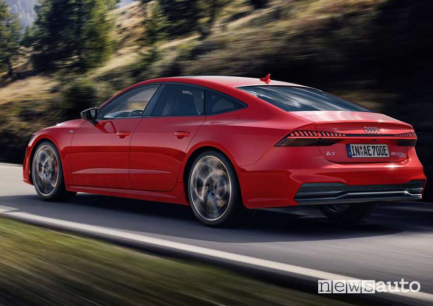 Fiancata laterale lato guidatore Audi A7 Sportback 55 TFSI e quattro