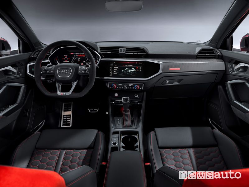 Volante sportivo, plancia strumenti Audi RS Q3