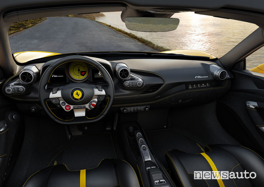 Volante, abitacolo Ferrari F8 Spider
