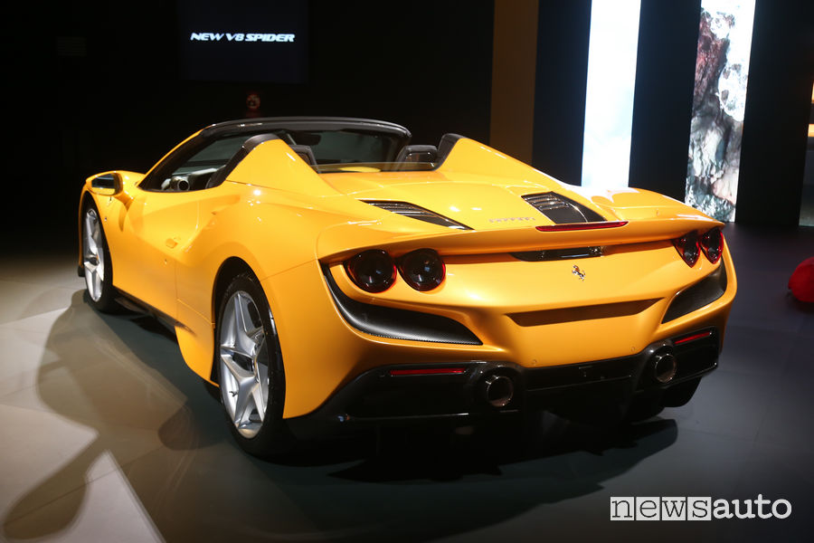 Fari posteriori a LED, scarico Ferrari F8 Spider