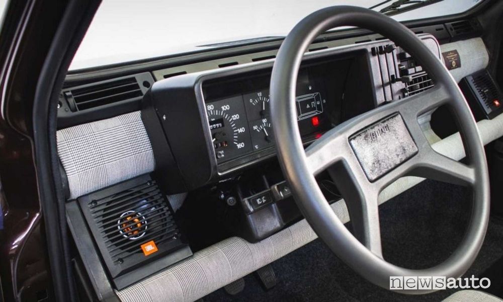 Volante, quadro abitacolo Fiat Panda 4x4 elettrica Icon-e Garage Italia