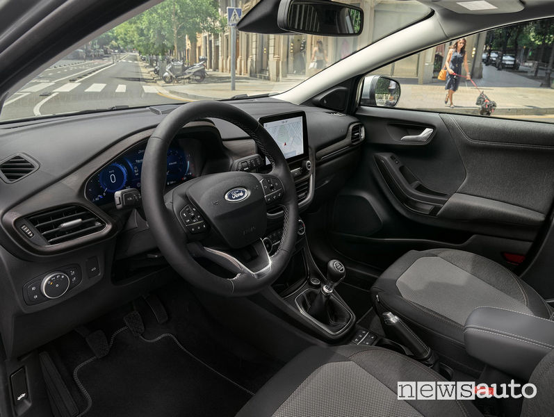Volante Ford Puma Titanium X abitacolo cambio manuale