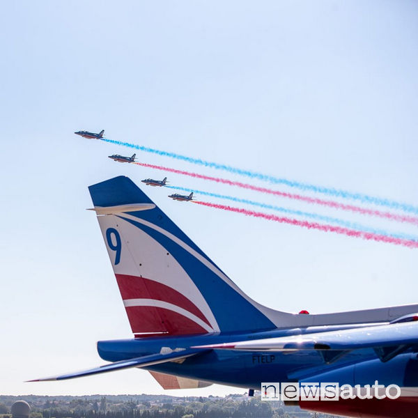 Pattuglia acrobatica francese nell'hangar Patrouille de France