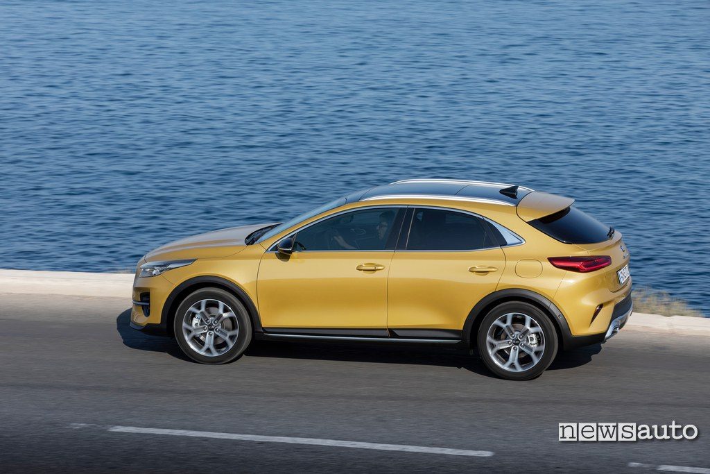 Kia Xceed vista laterale