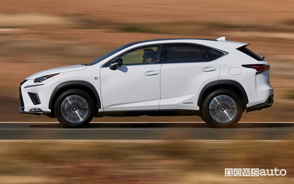 Fiancata laterale lato guidatore Lexus NX F Sport