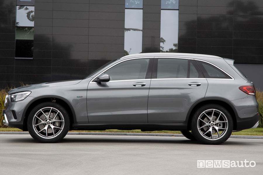 Fiancata laterale Mercedes GLC 300 e 4MATIC