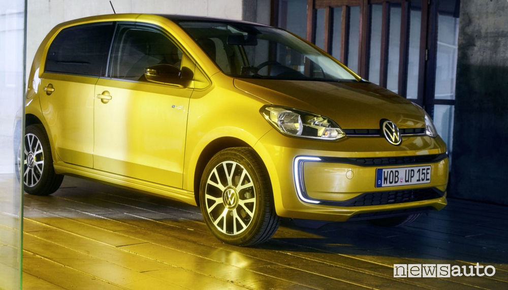 Fari a LED anteriori, cerchi in lega Volkswagen e-up! 2020