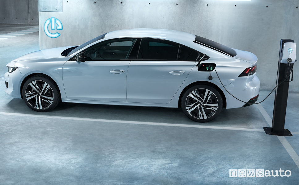 Ricarica da wallbox Peugeot 508 Hybrid
