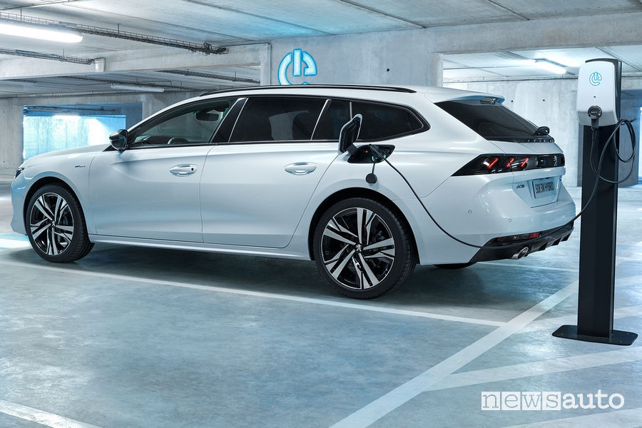 Peugeot 508 SW Hybrid plug-in ricarica wallbox
