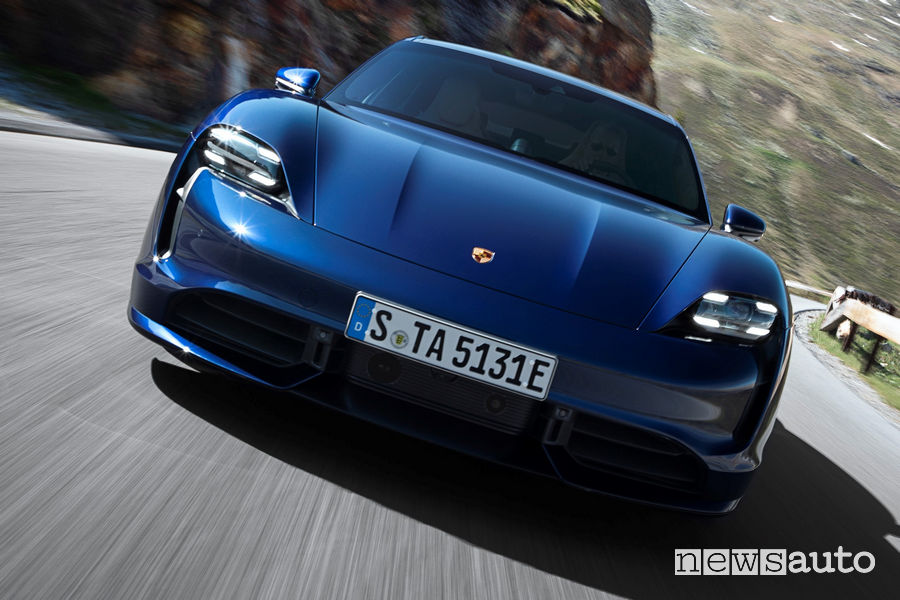 Porsche Taycan Turbo la prima auto elettrica con batteria a 800 Volt