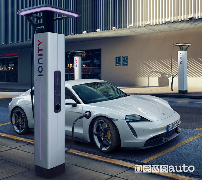 Porsche Taycan Turbo S ricarica veloce Ionity