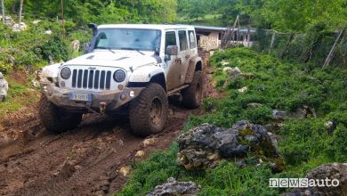 Jeep Wrangler in azione su uan fangaia al raduno Per Antichi Sentieri 2019