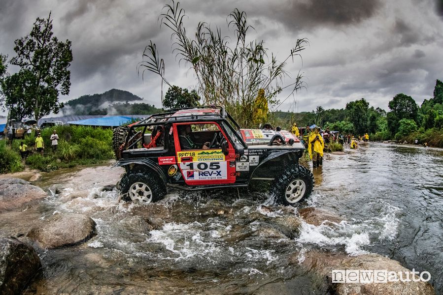 Guado fiume prototipo off road Rainforest Challenge Malesia edizione 2018