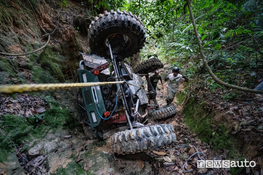 Recupero prototipo off road ribaltato Rainforest Challenge Malesia edizione 2018