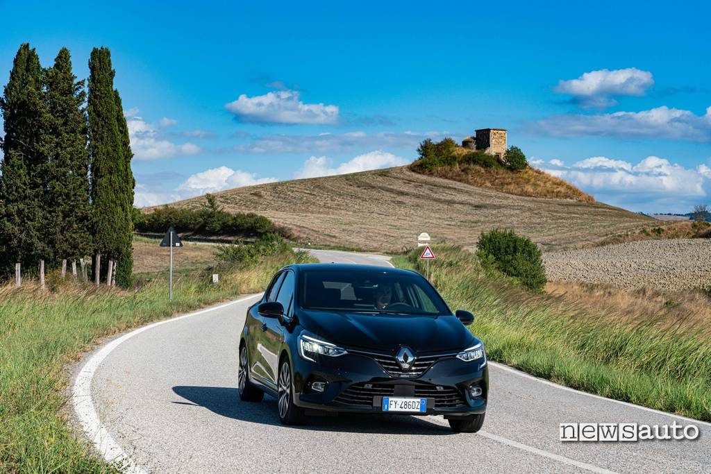 Vista frontale Renault Clio 2020 con allestimento Initiale Paris durante la prova