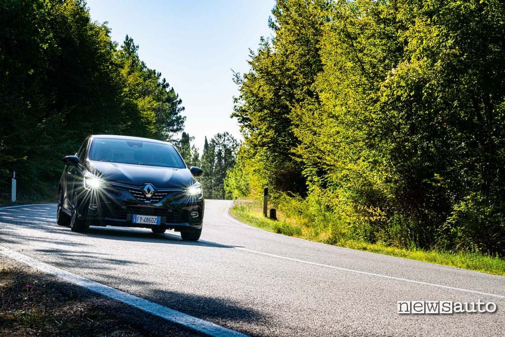 Vista frontale Renault Clio Initiale 2020
