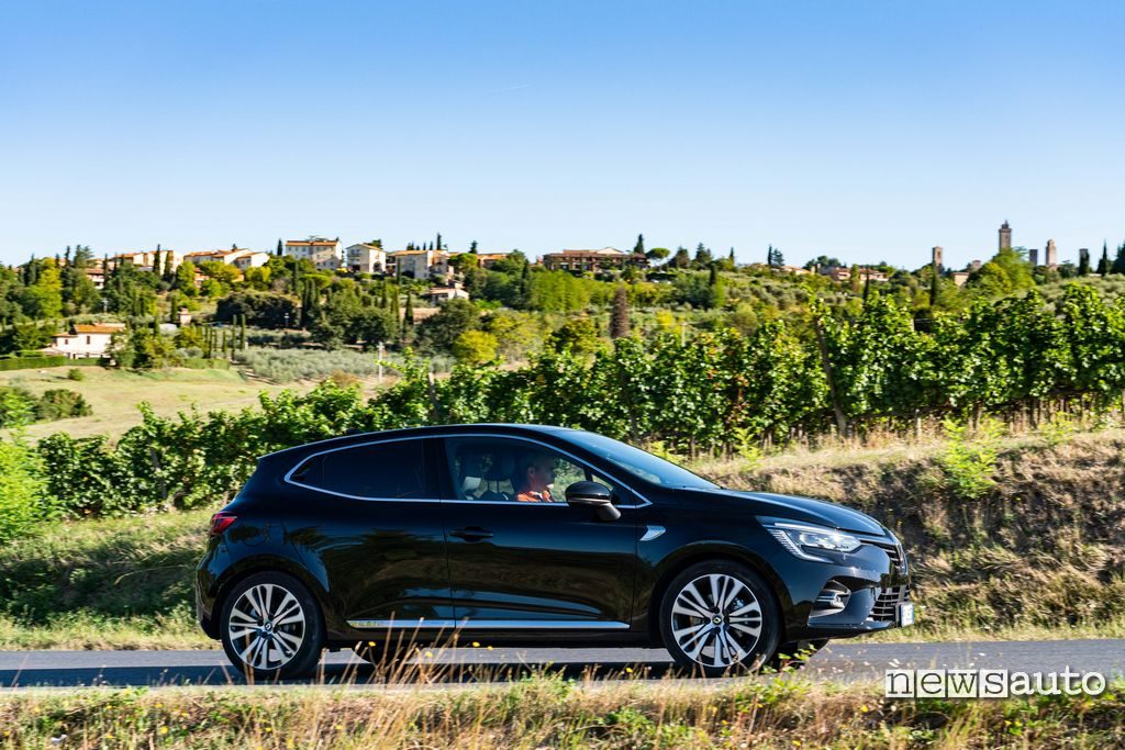 Vista laterale Renault Clio Initiale Paris 2020