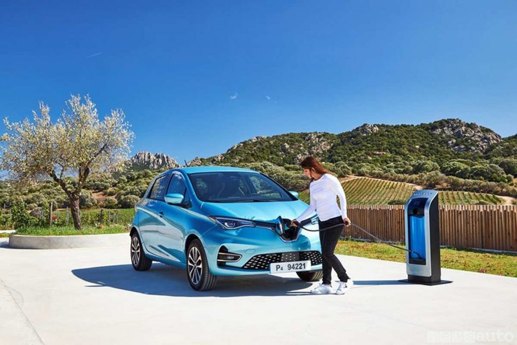 La nuova Zoe ritratta in Sardegna durante la fase di inizio ricarica della batteria (nella foto Nicoletta Deidda)