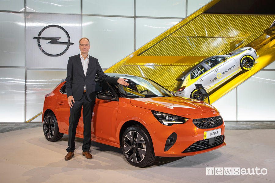Salone di Francoforte 2019: Michael Lohscheller CEO Opel insieme alla Corsa-e