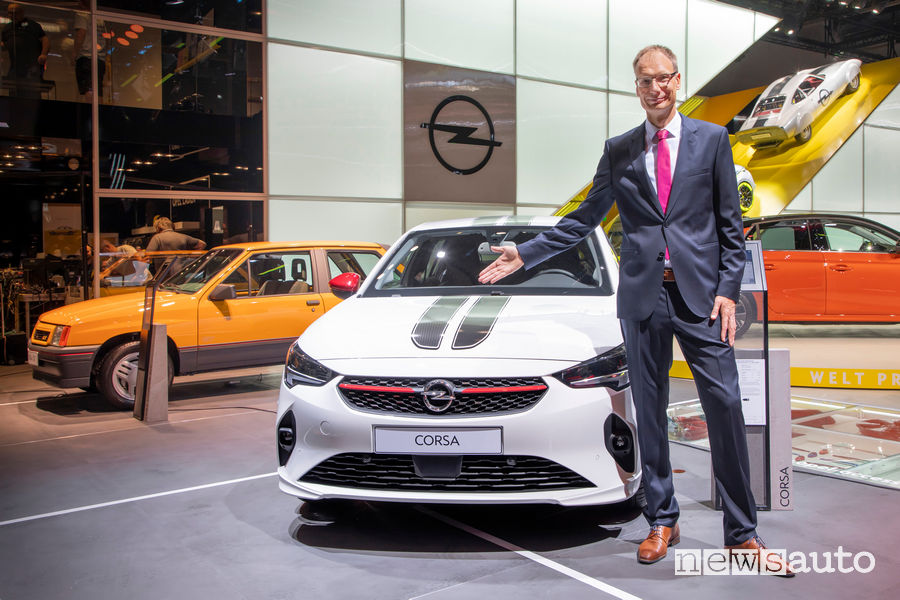 Salone di Francoforte 2019: Michael Lohscheller CEO Opel insieme alla Corsa