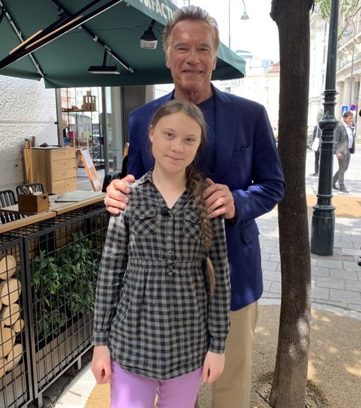 Arnold Schwarzenegger Tesla Model 3 a Greta Thunberg