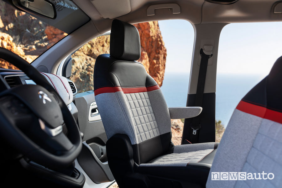 Sedili anteriori sono girevoli a bordo del Citroën SpaceTourer The Citroënist Concept 