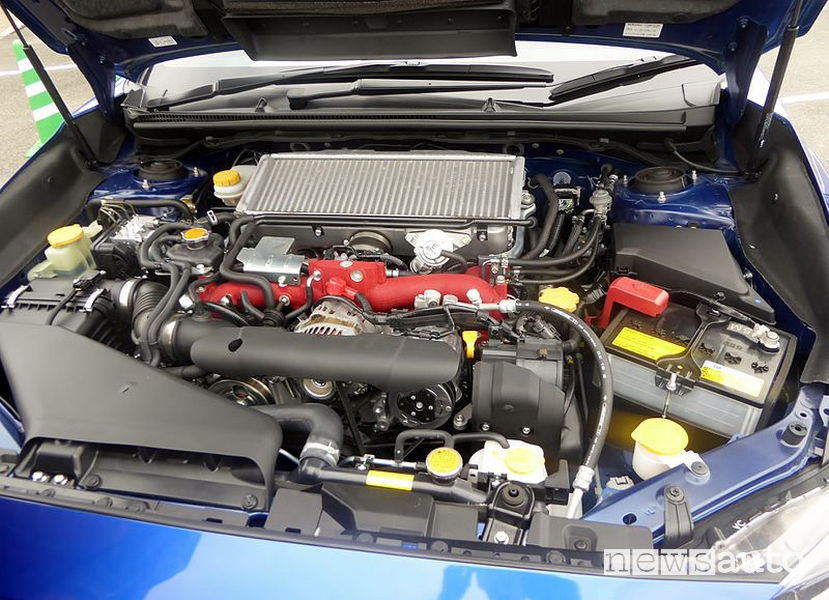 Vano motore boxer EJ20 sulla Impreza WRX STI con intercooler