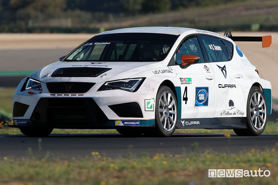 Cupra TCR in azione a Vallelunga con Salvatore Tavano