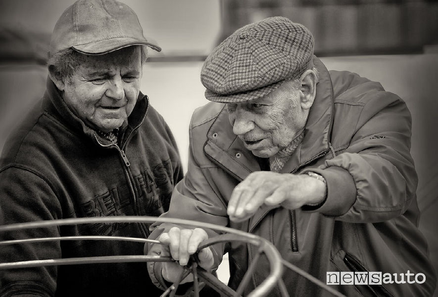 Maestri carrozzieri modenesi al lavoro, foto storica