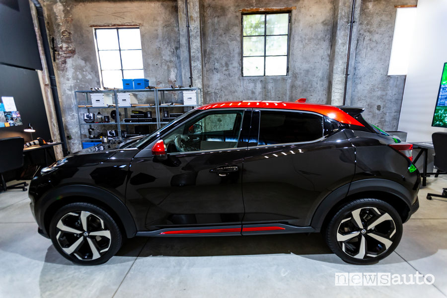 Fiancata laterale lato guidatore Nissan Juke Premiere Edition