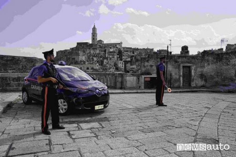 Carabinieri auto elettrica Renault Zoe Matera